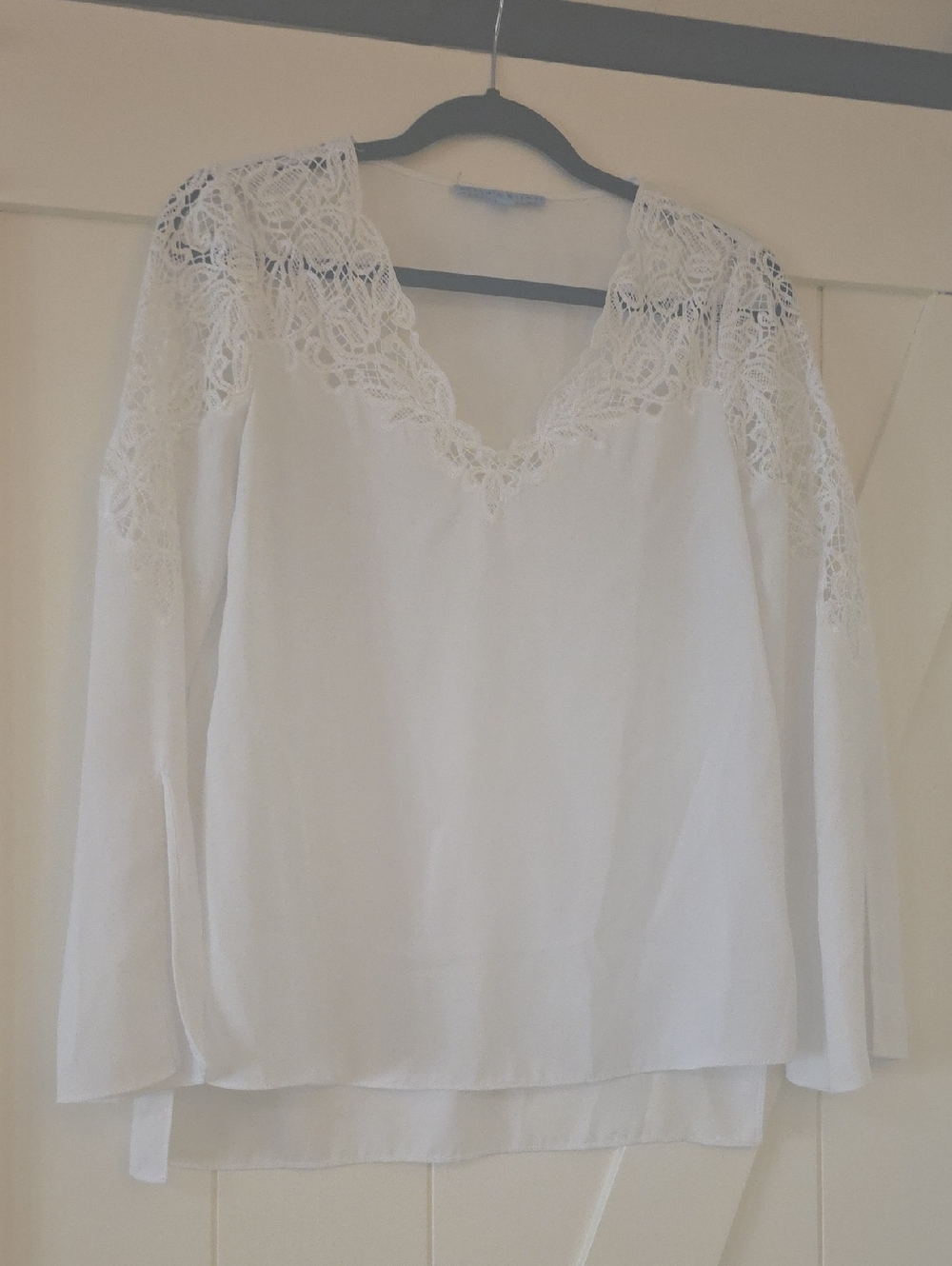 ANTONIO MELANI White Lace V-Neck Long-Sleeve Blouse